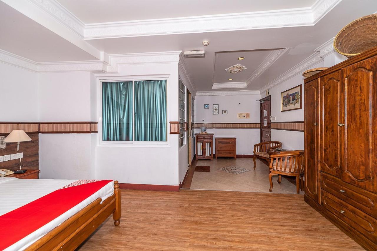 Oyo 89864 Hotel Holiday Park Kota Kinabalu Bagian luar foto