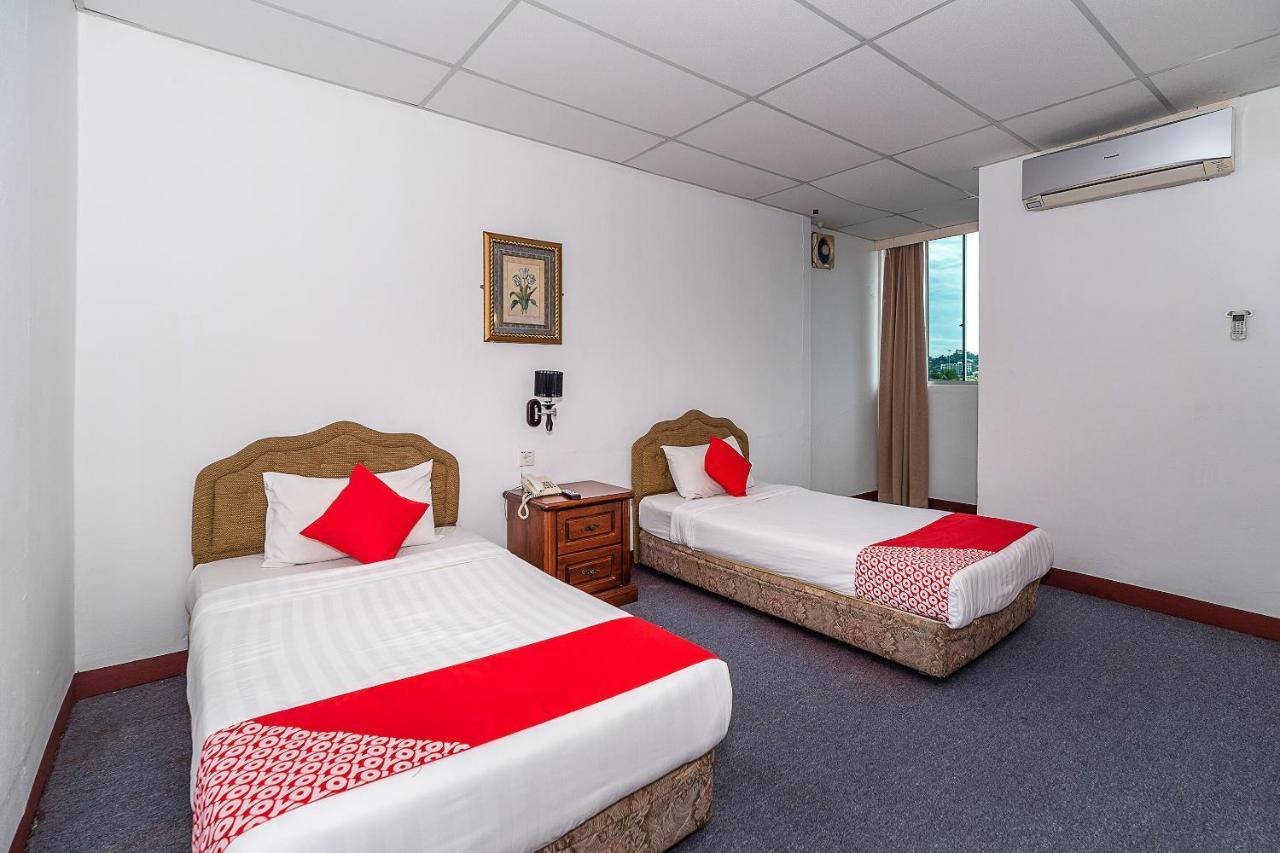 Oyo 89864 Hotel Holiday Park Kota Kinabalu Bagian luar foto