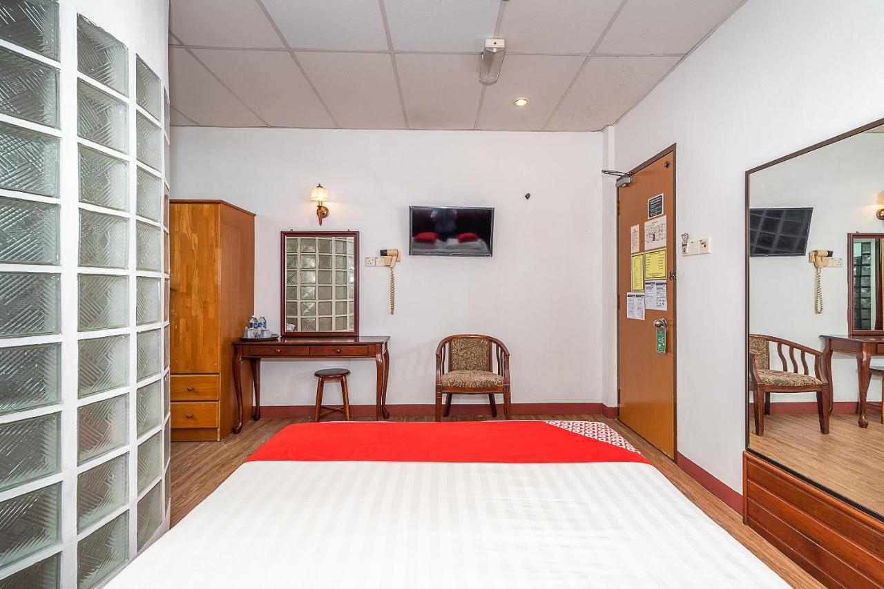 Oyo 89864 Hotel Holiday Park Kota Kinabalu Bagian luar foto
