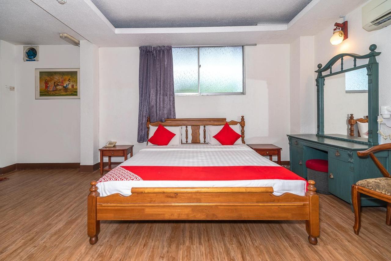 Oyo 89864 Hotel Holiday Park Kota Kinabalu Bagian luar foto