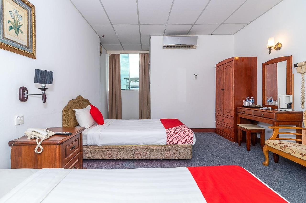 Oyo 89864 Hotel Holiday Park Kota Kinabalu Bagian luar foto