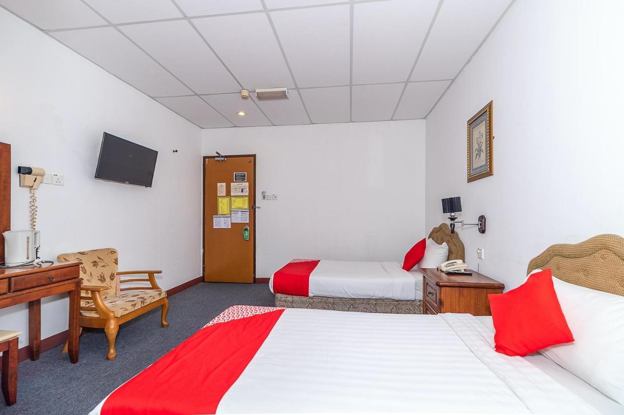 Oyo 89864 Hotel Holiday Park Kota Kinabalu Bagian luar foto