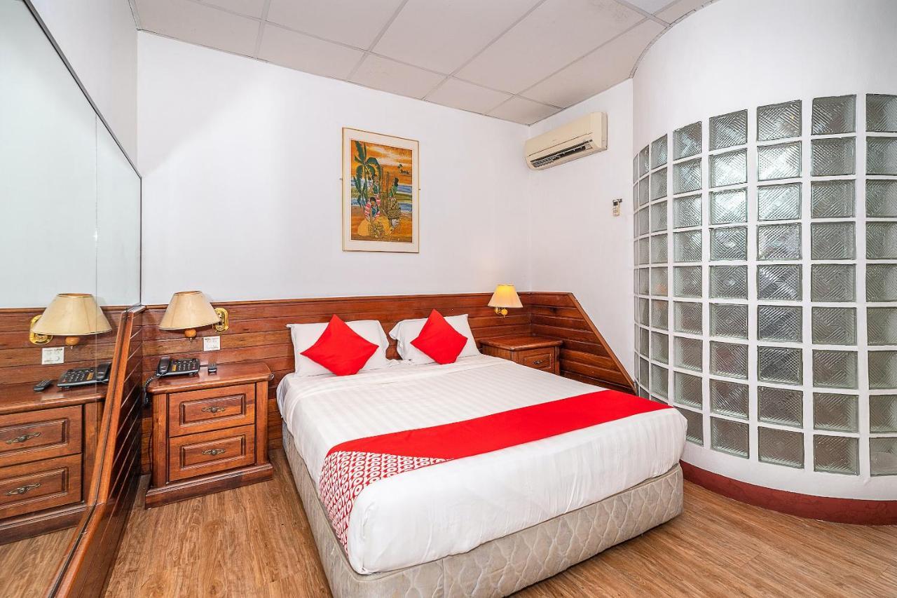 Oyo 89864 Hotel Holiday Park Kota Kinabalu Bagian luar foto