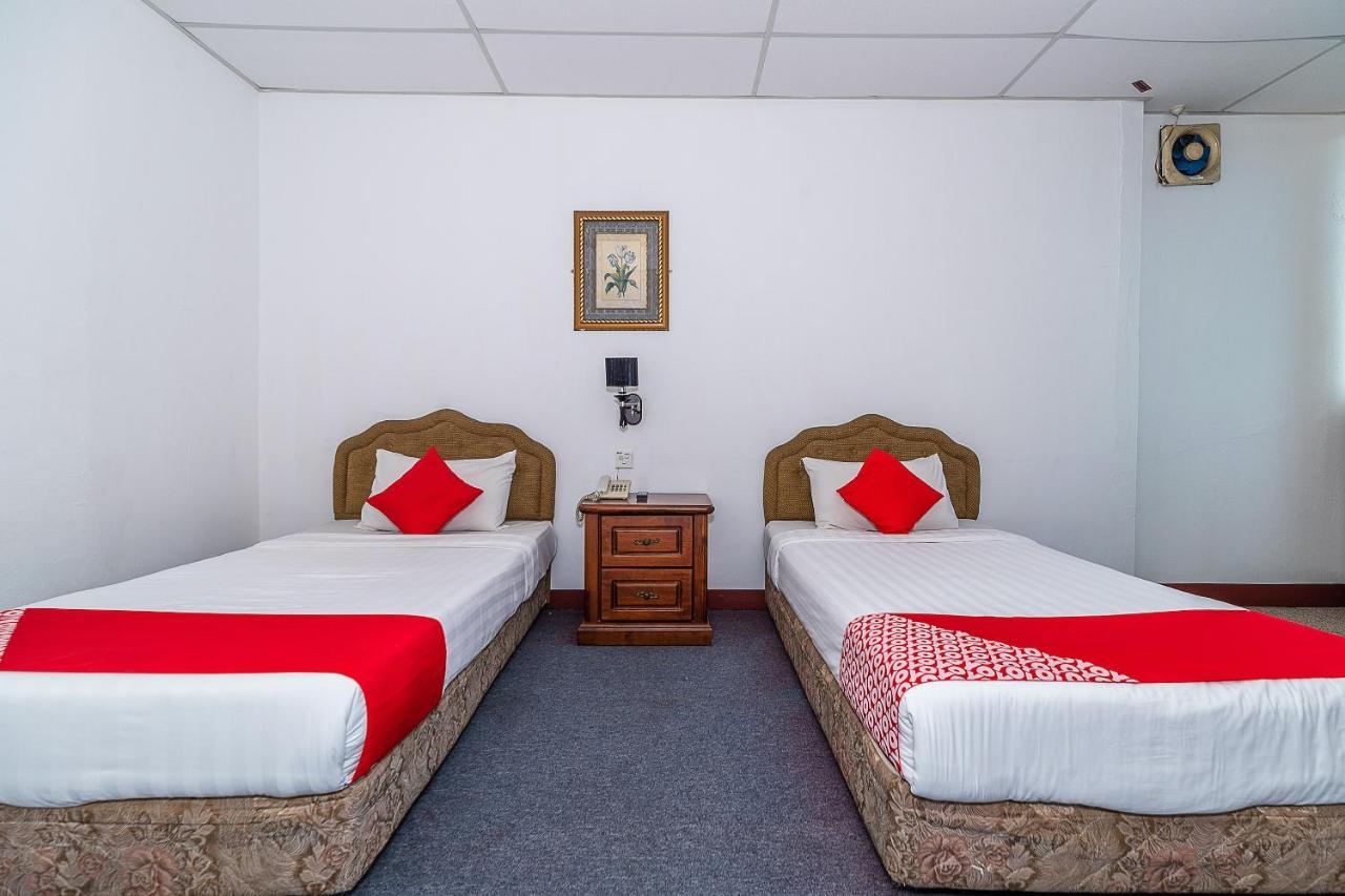 Oyo 89864 Hotel Holiday Park Kota Kinabalu Bagian luar foto