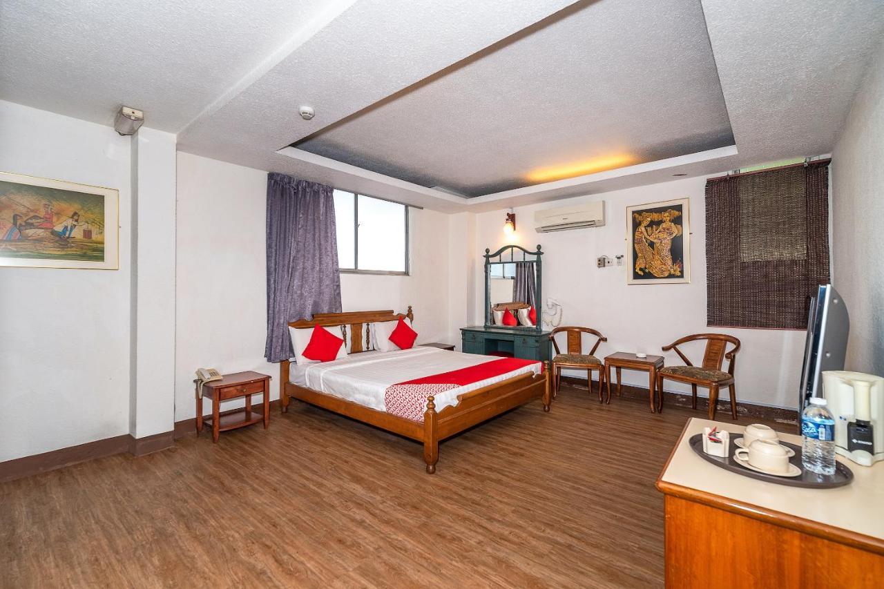 Oyo 89864 Hotel Holiday Park Kota Kinabalu Bagian luar foto