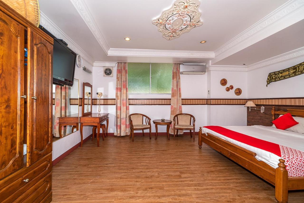 Oyo 89864 Hotel Holiday Park Kota Kinabalu Bagian luar foto