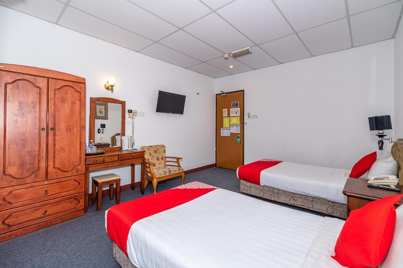 Oyo 89864 Hotel Holiday Park Kota Kinabalu Bagian luar foto