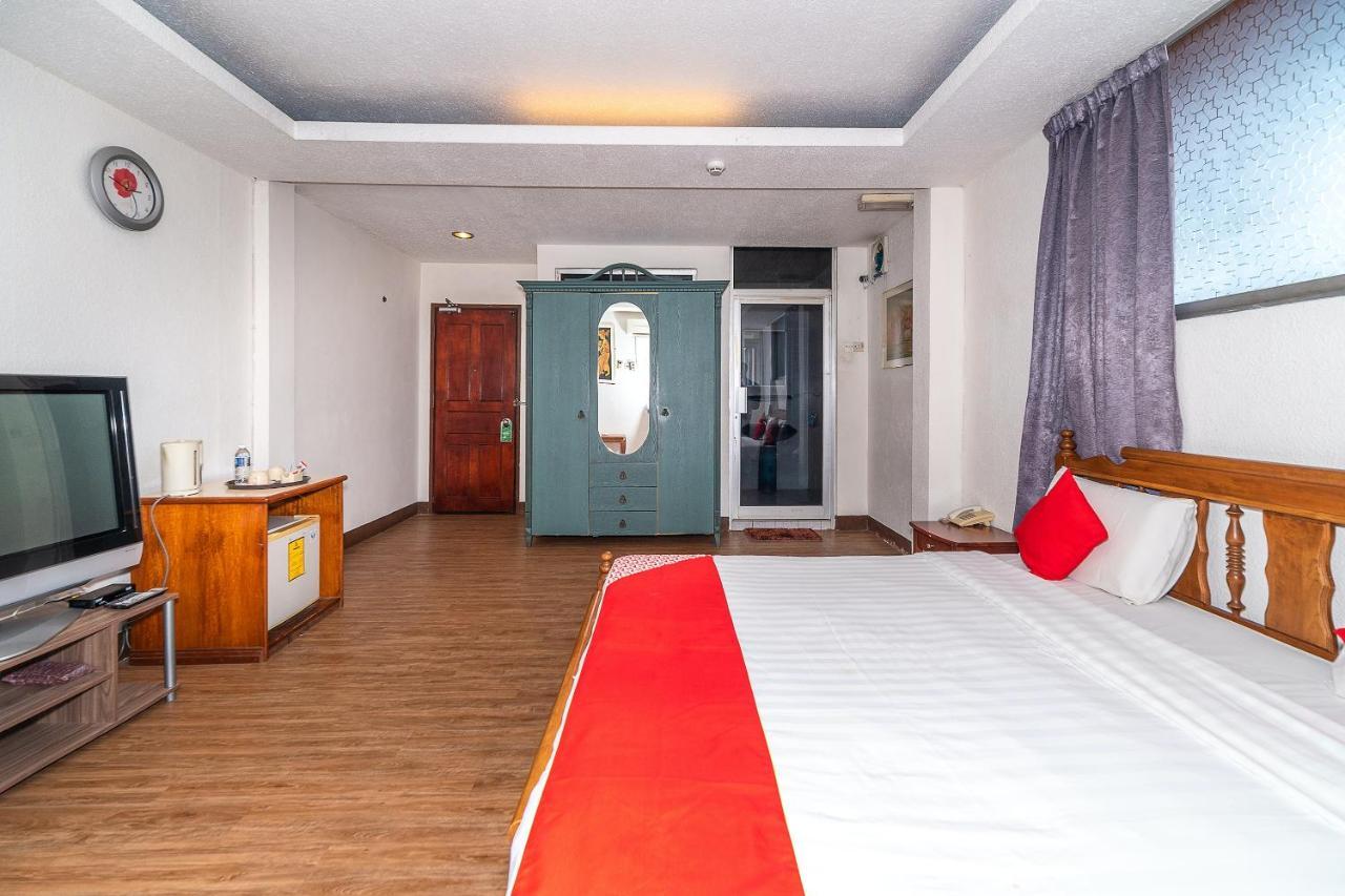 Oyo 89864 Hotel Holiday Park Kota Kinabalu Bagian luar foto
