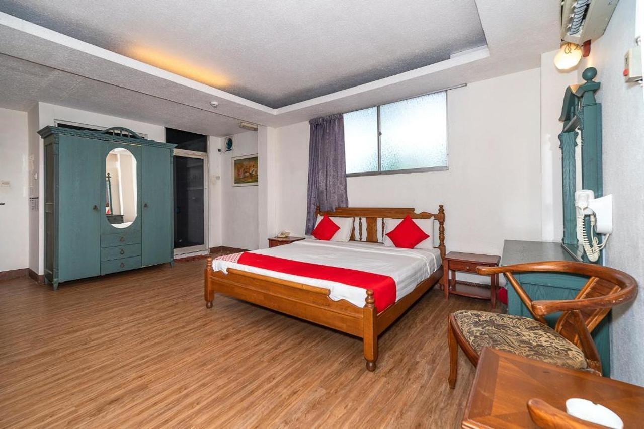 Oyo 89864 Hotel Holiday Park Kota Kinabalu Bagian luar foto