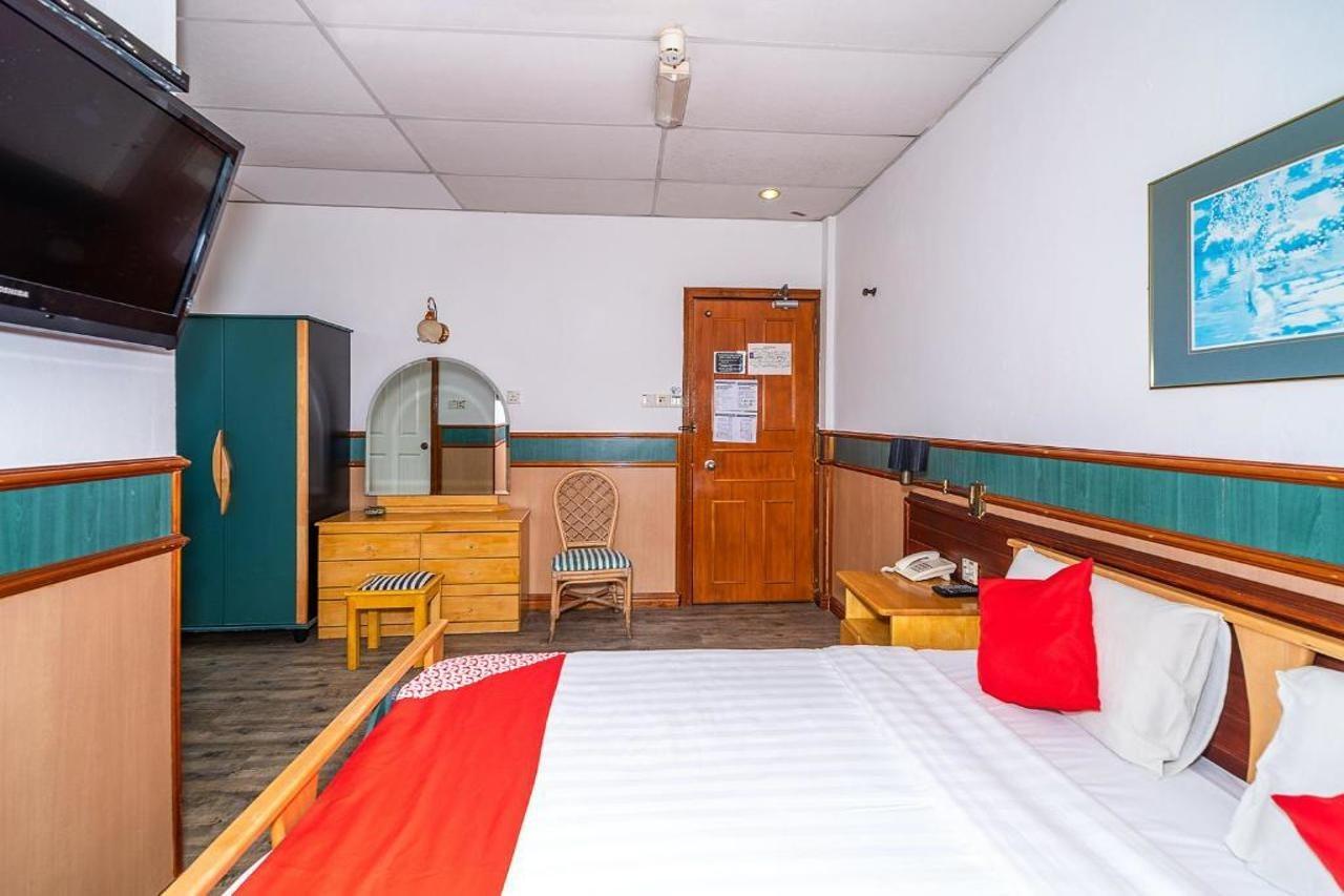 Oyo 89864 Hotel Holiday Park Kota Kinabalu Bagian luar foto