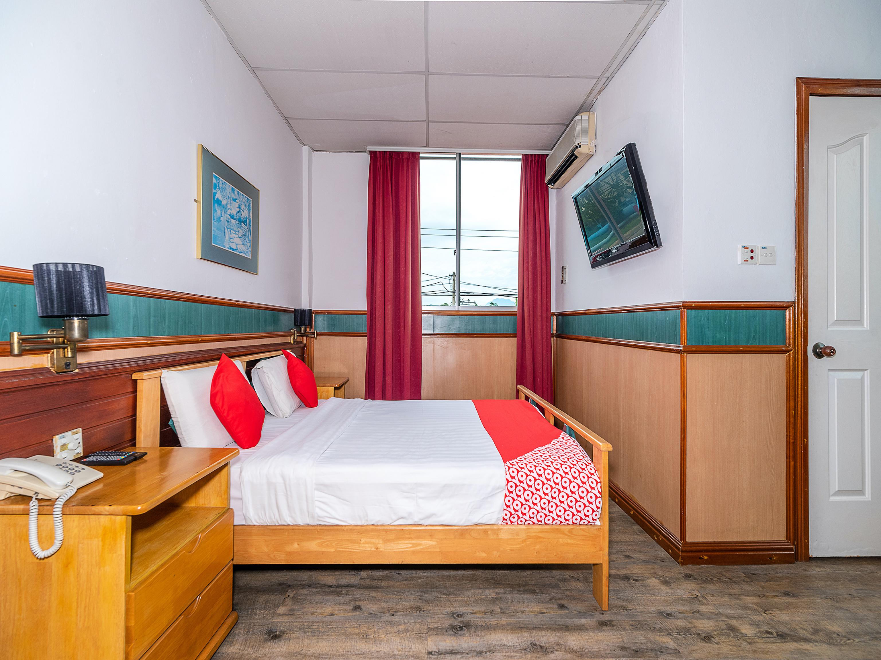 Oyo 89864 Hotel Holiday Park Kota Kinabalu Bagian luar foto