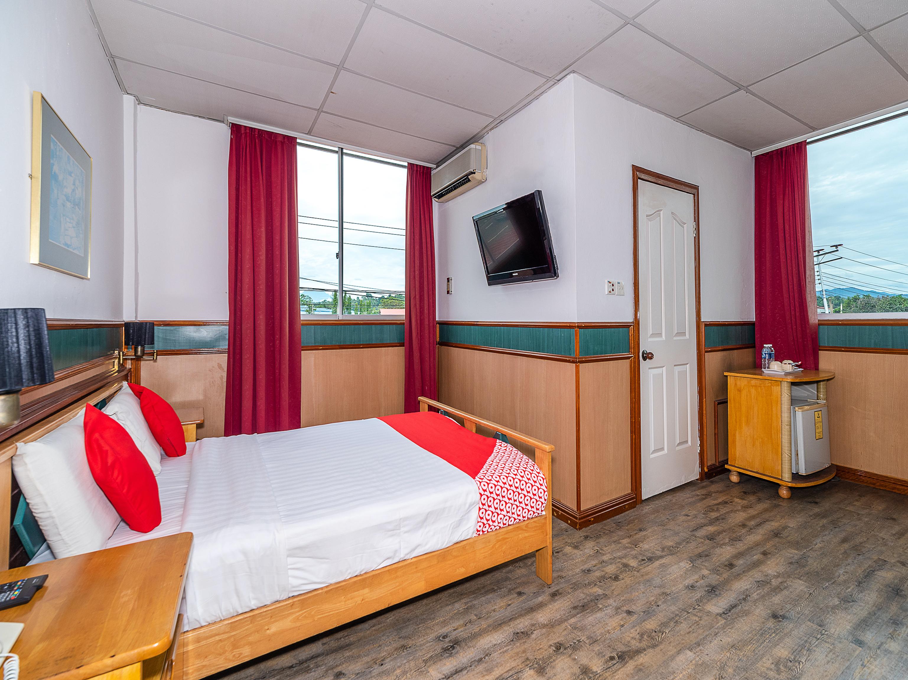 Oyo 89864 Hotel Holiday Park Kota Kinabalu Bagian luar foto