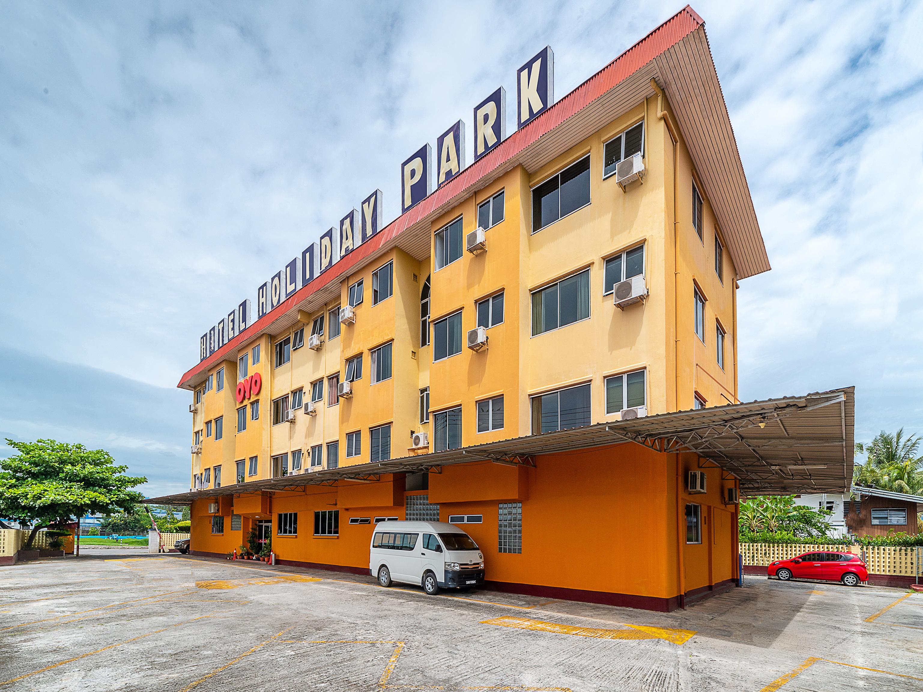 Oyo 89864 Hotel Holiday Park Kota Kinabalu Bagian luar foto