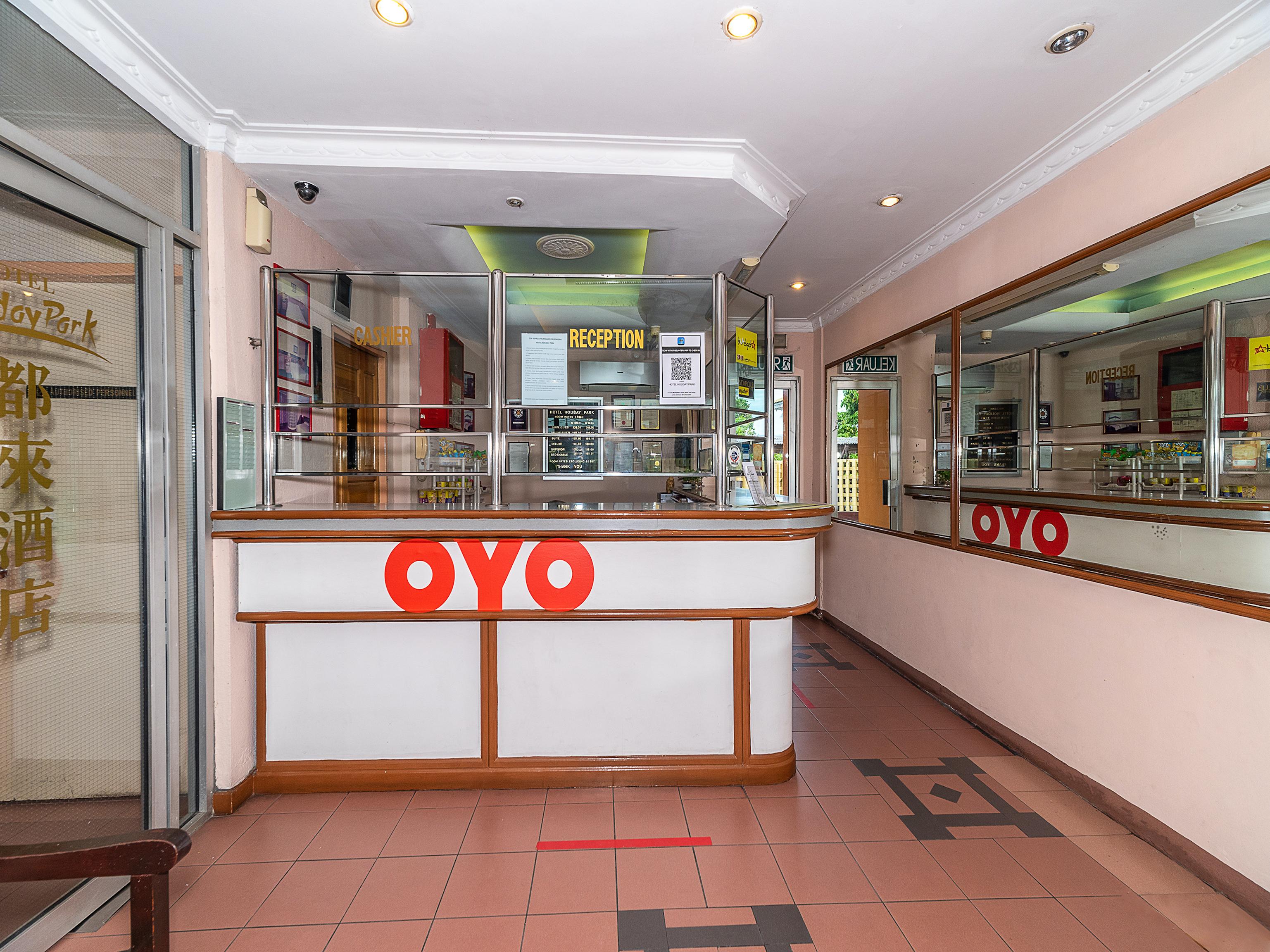 Oyo 89864 Hotel Holiday Park Kota Kinabalu Bagian luar foto