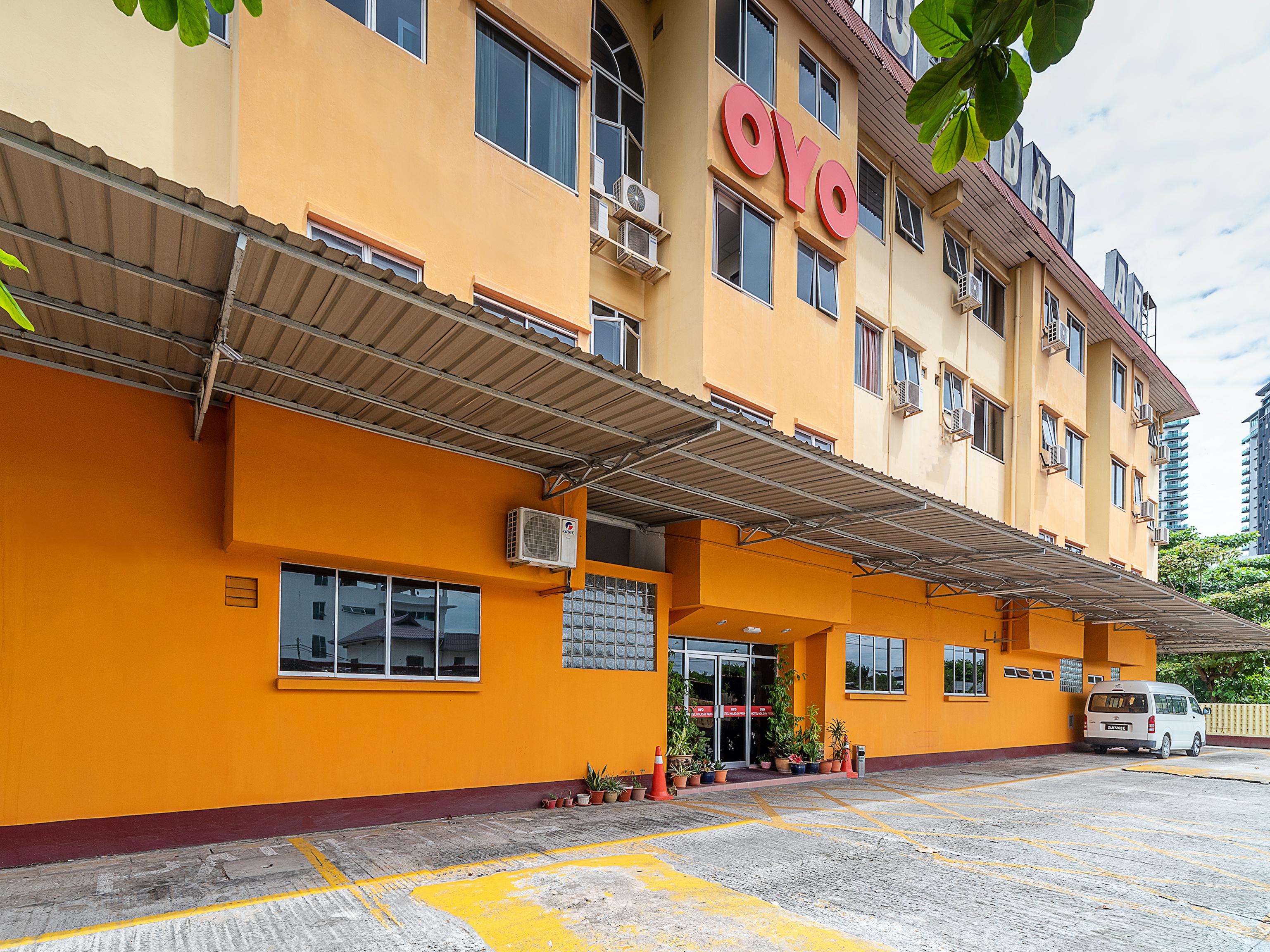 Oyo 89864 Hotel Holiday Park Kota Kinabalu Bagian luar foto