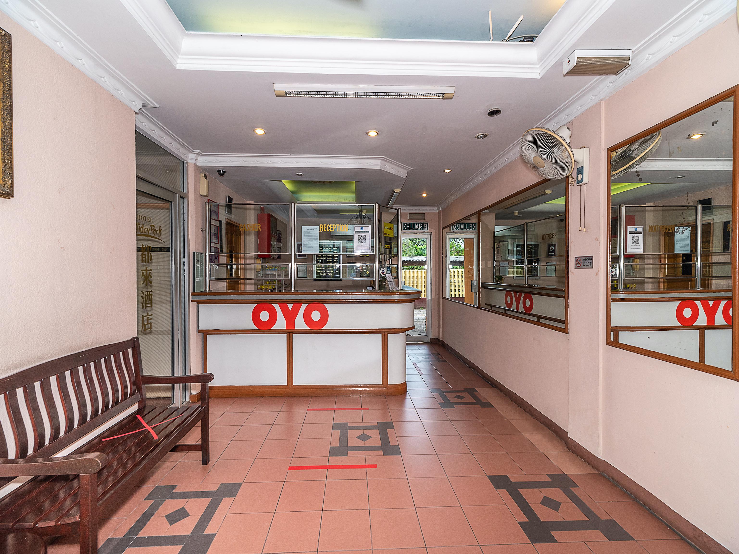Oyo 89864 Hotel Holiday Park Kota Kinabalu Bagian luar foto