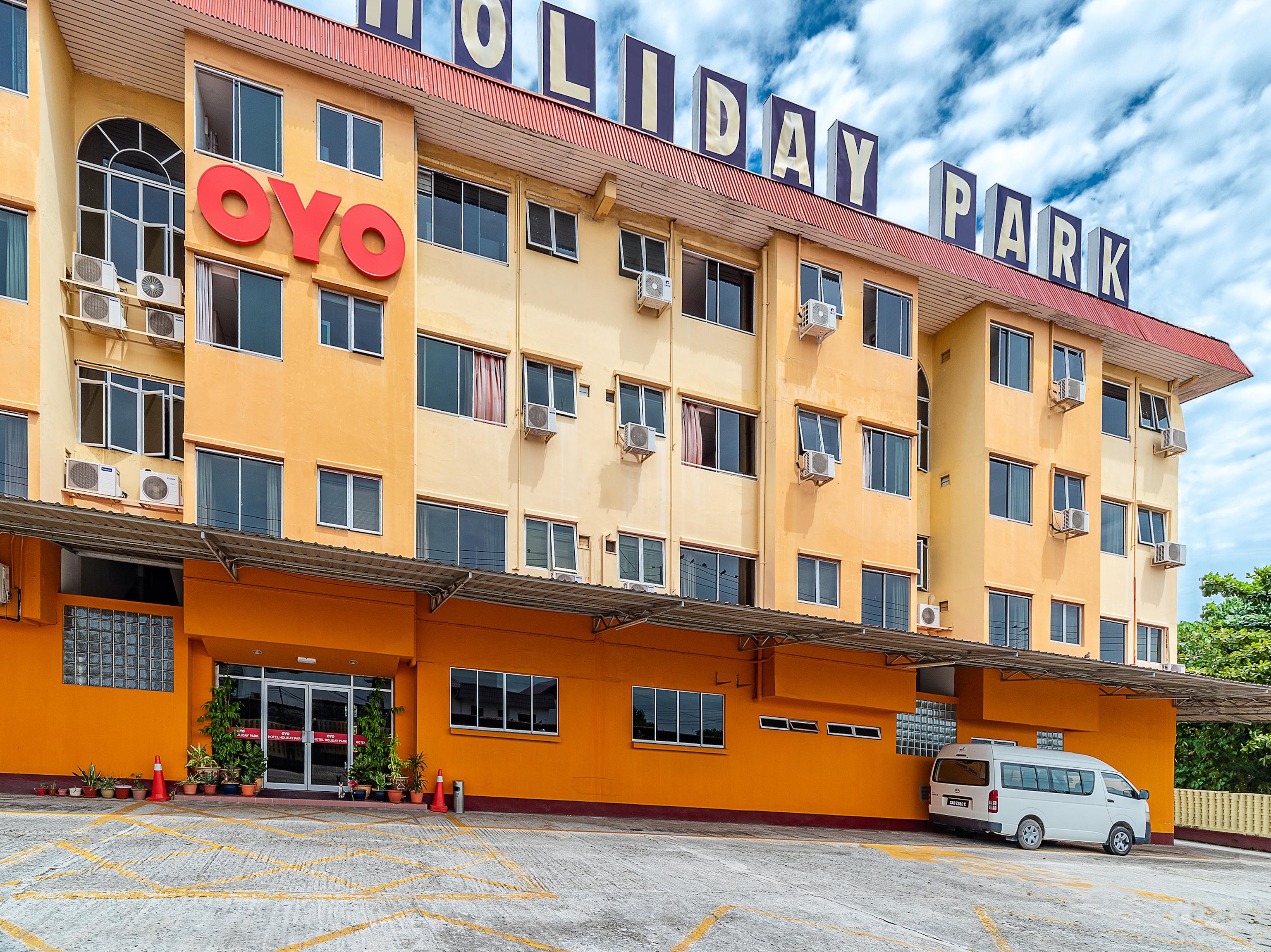 Oyo 89864 Hotel Holiday Park Kota Kinabalu Bagian luar foto
