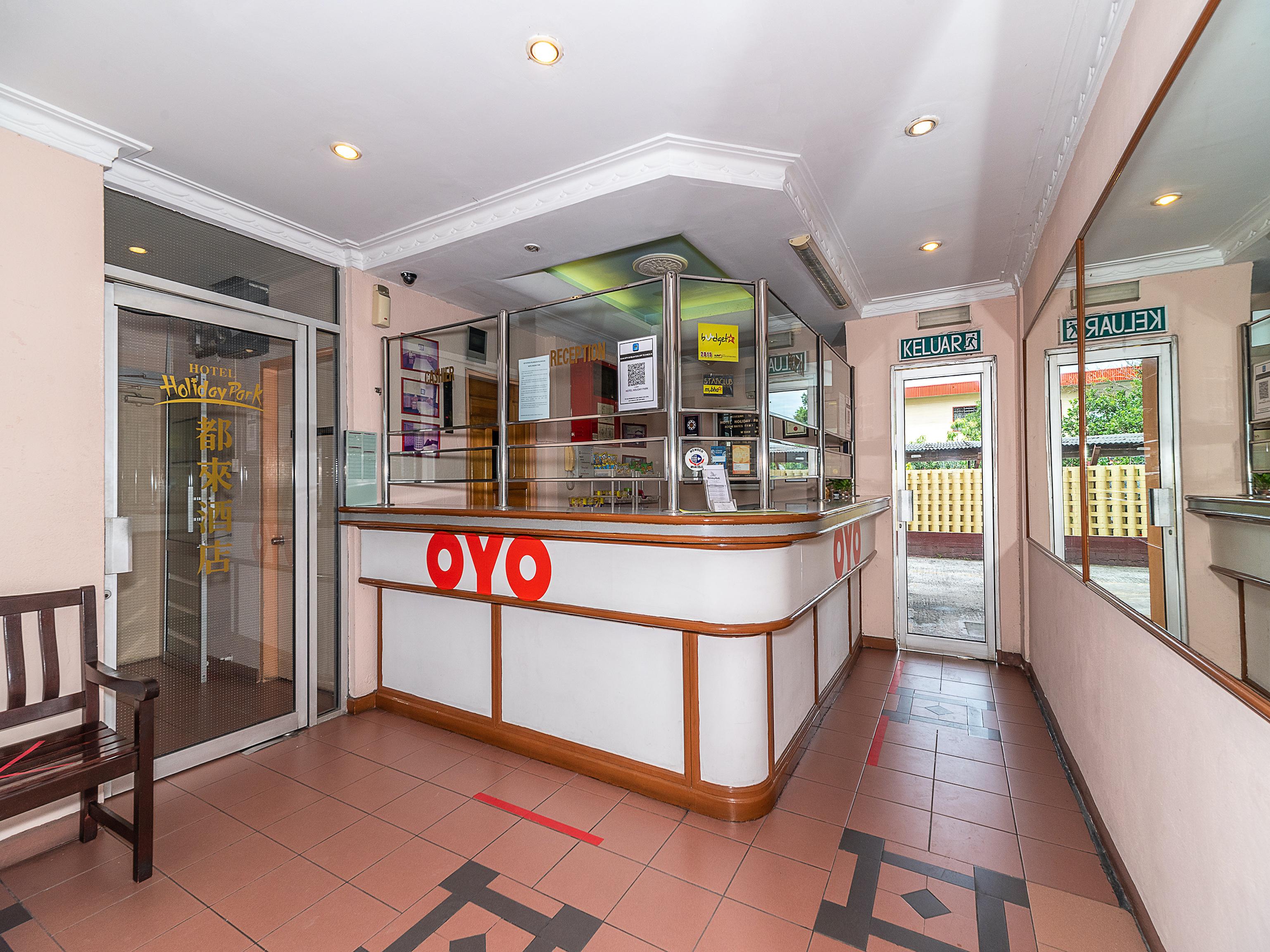 Oyo 89864 Hotel Holiday Park Kota Kinabalu Bagian luar foto