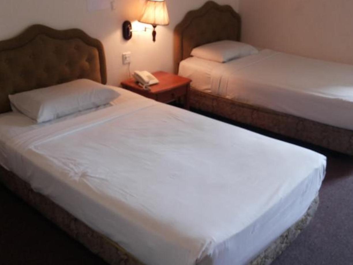 Oyo 89864 Hotel Holiday Park Kota Kinabalu Bagian luar foto
