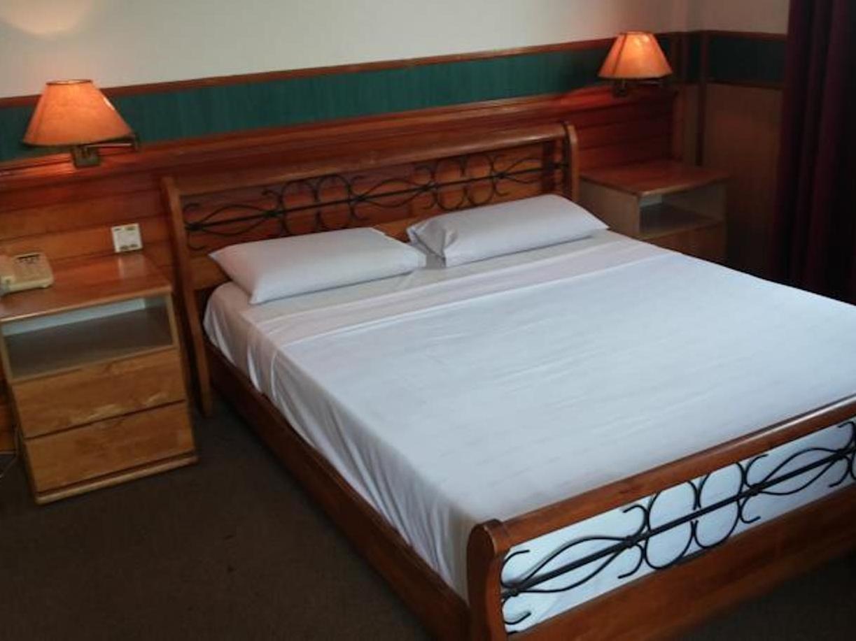 Oyo 89864 Hotel Holiday Park Kota Kinabalu Bagian luar foto